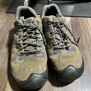 Keen hiking shoes size 8